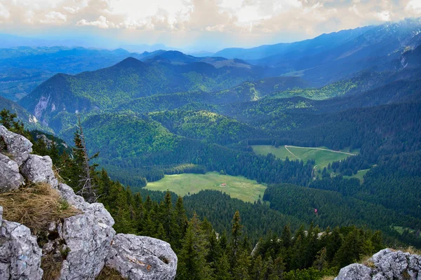 森林覆盖的石灰岩山脉景观 — 图库照片