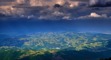 Yemyeşil orman kaplı dağları ile manzara