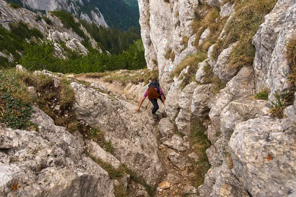 Mulher Escalando Linha Segurança Nas Montanhas — Fotografia de Stock