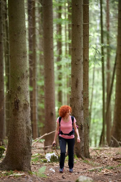 Curly Ruiva Mulher Caminhando Uma Trilha Nas Montanhas — Fotografia de Stock