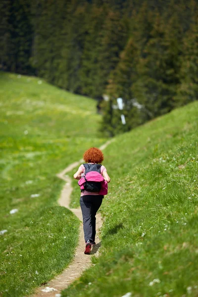 Curly Ruiva Mulher Caminhando Uma Trilha Nas Montanhas — Fotografia de Stock