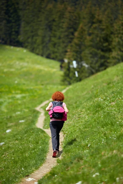 Dağlarda Bir Üzerinde Hiking Kıvırcık Kızıl Saçlı Kadın — Stok fotoğraf