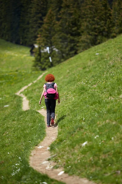 Dağlarda Bir Üzerinde Hiking Kıvırcık Kızıl Saçlı Kadın — Stok fotoğraf