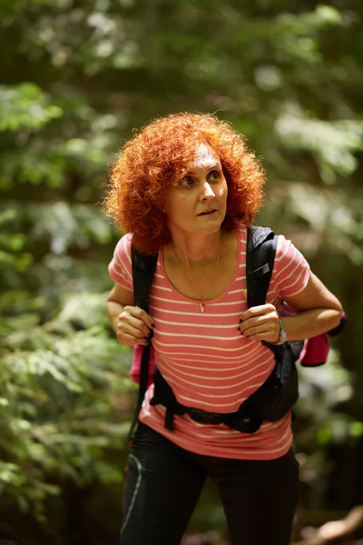 在山上徒步旅行的卷发红发女人 — 图库照片