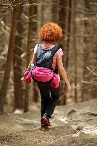 Dağlarda Bir Üzerinde Hiking Kıvırcık Kızıl Saçlı Kadın — Stok fotoğraf