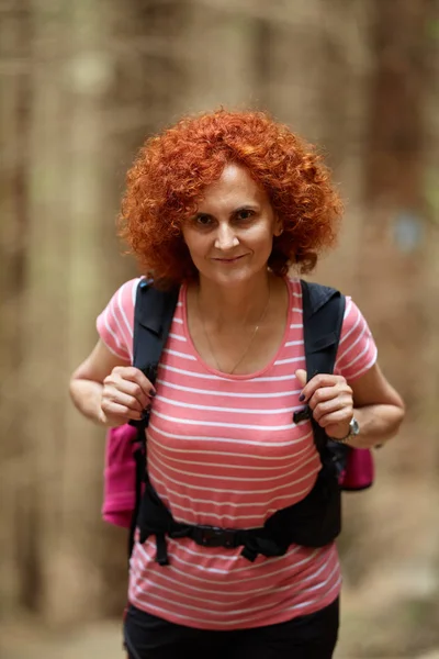 Krullend Roodharige Vrouw Wandelen Een Parcours Bergen — Stockfoto