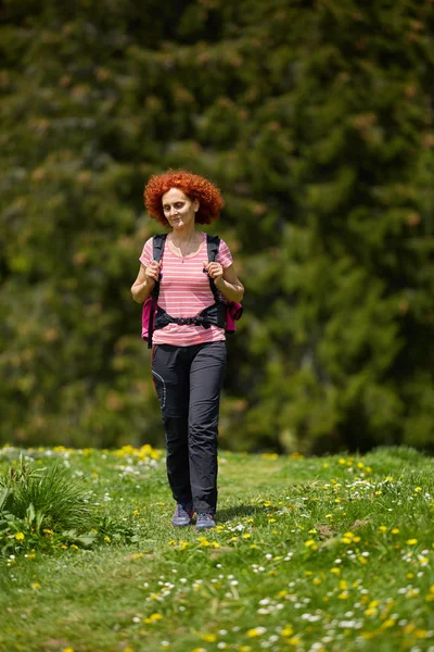 Krullend Roodharige Vrouw Wandelen Een Parcours Bergen — Stockfoto