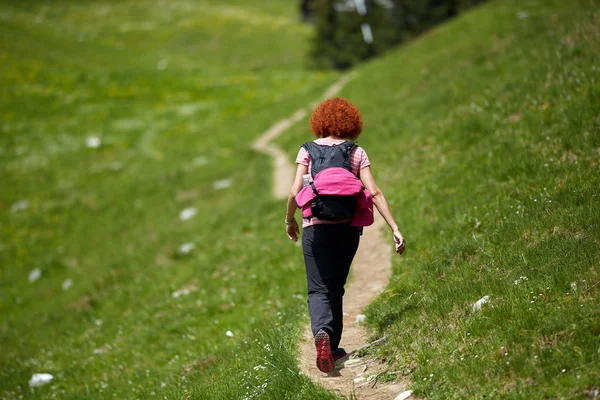 Kudrnatá Zrzka Žena Turistické Stezky Horách — Stock fotografie