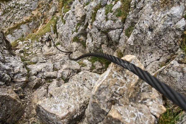 Sentiero escursionistico con cavi di sicurezza — Foto Stock