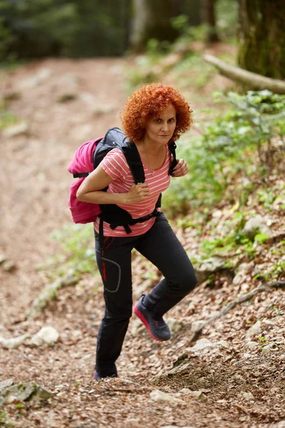 Kudrnatá Zrzka Žena Turistické Stezky Horách — Stock fotografie