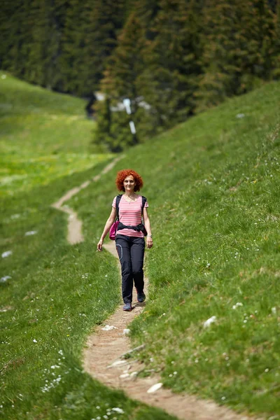 Kudrnatá Zrzka Žena Turistické Stezky Horách — Stock fotografie