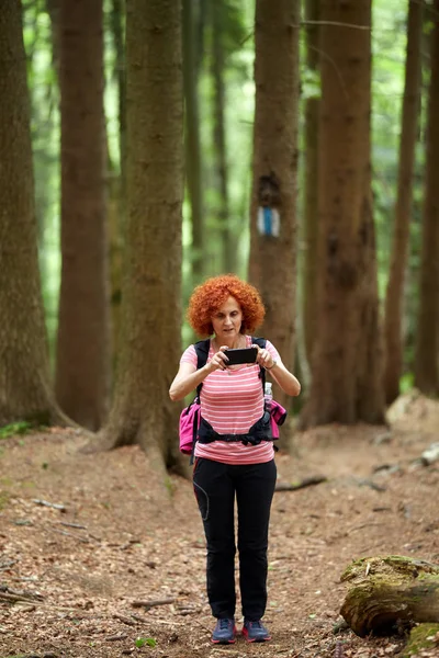 Mujer Excursionista Tomando Fotos Con Teléfono Celular Camino —  Fotos de Stock