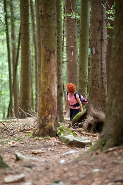 在山上徒步旅行的卷发红发女人 — 图库照片