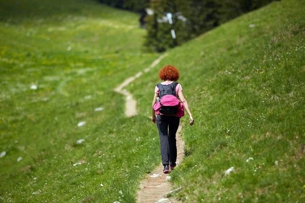 Dağlarda Bir Üzerinde Hiking Kıvırcık Kızıl Saçlı Kadın — Stok fotoğraf