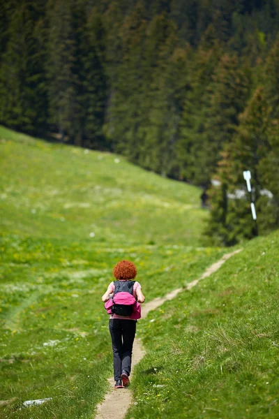 Femme Rousse Bouclée Randonnée Sur Sentier Dans Les Montagnes — Photo