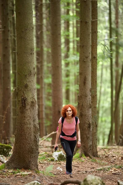 Curly Ruiva Mulher Caminhando Uma Trilha Nas Montanhas — Fotografia de Stock