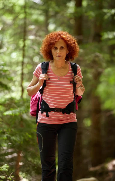 Dağlarda bir iz üzerinde hiking Kıvırcık Kızıl saçlı kadın