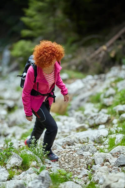 山道のハイキングのバックパックを持つ女性 — ストック写真