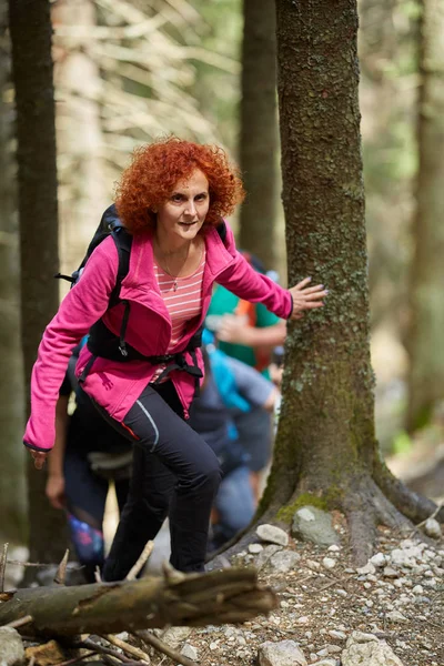 Vrouw Met Rugzak Wandelen Hoogteweg — Stockfoto