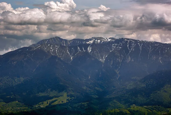 Vista Pitoresca Paisagem Com Enormes Montanhas Rochosas Com Belo Céu — Fotografia de Stock