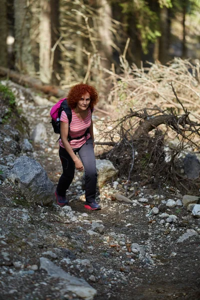 Rothaarige Frau Mit Rucksack Wandert Bei Sonnigem Wetter Auf Bergpfad — Stockfoto