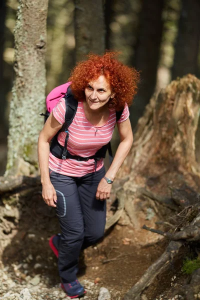 Kızıl Saçlı Kadın Dağ Izi Güneşli Gün Hiking Sırt Çantası — Stok fotoğraf