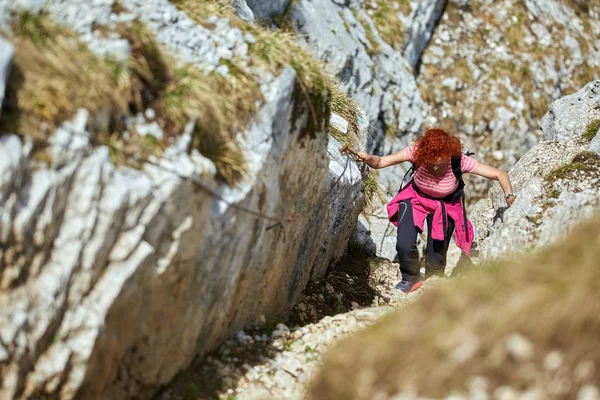 岩石山上的妇女自由攀登通过 Ferrata — 图库照片