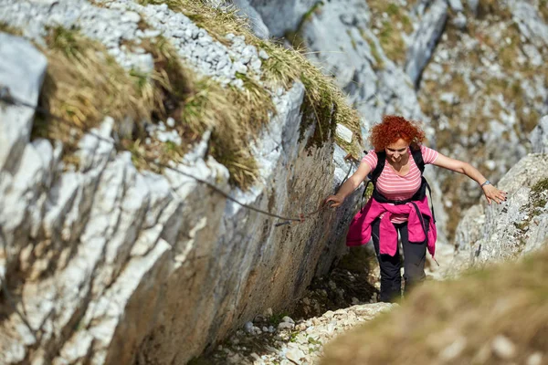 Mujer Sosteniendo Cuerda Escalando Libremente Vía Ferrata Montañas Rocosas —  Fotos de Stock