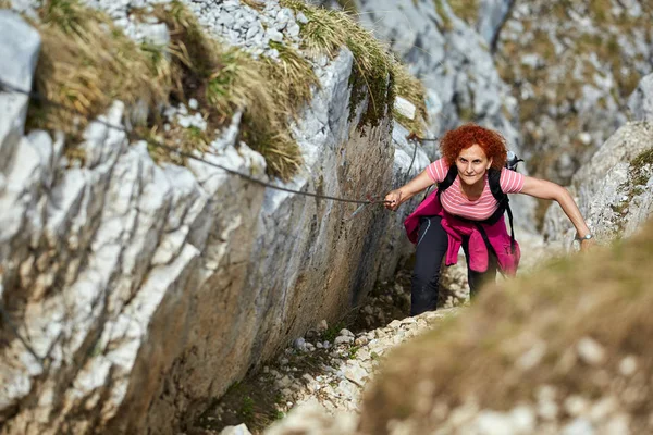 岩石山上的 Ferrata 女子抱绳和自由攀爬 — 图库照片