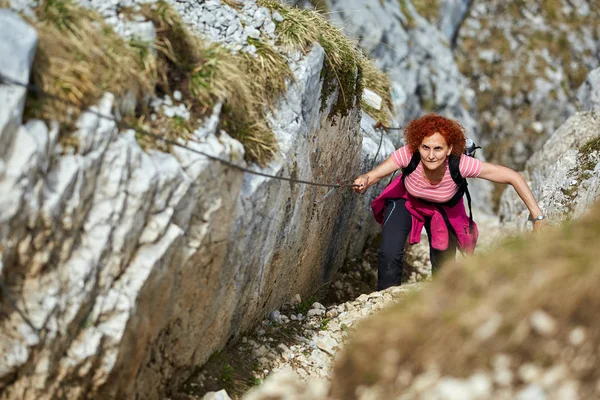 Donna Che Tiene Mano Corda Arrampicata Libera Ferrata Montagna Rocciosa — Foto Stock