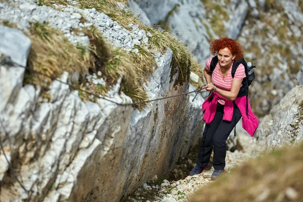 Mujer Sosteniendo Cuerda Escalando Libremente Vía Ferrata Montañas Rocosas —  Fotos de Stock