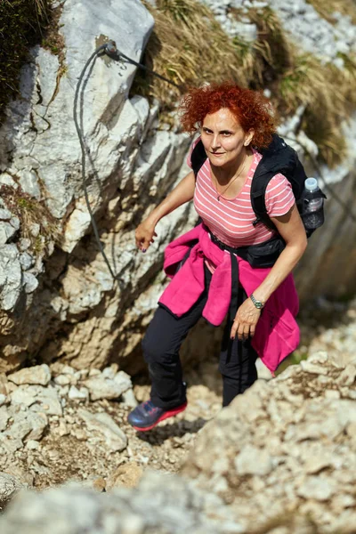 Frau Klettert Auf Klettersteig Felsigen Bergen Frei — Stockfoto