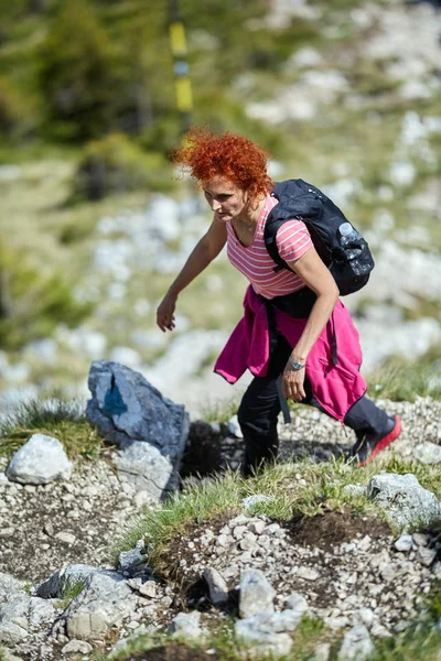 Γυναίκα Σακίδιο Πεζοπορίας Στο Μονοπάτι Του Βουνού — Φωτογραφία Αρχείου