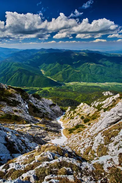 Pintoresca Vista Del Paisaje Con Enormes Montañas Rocosas Con Hermoso —  Fotos de Stock