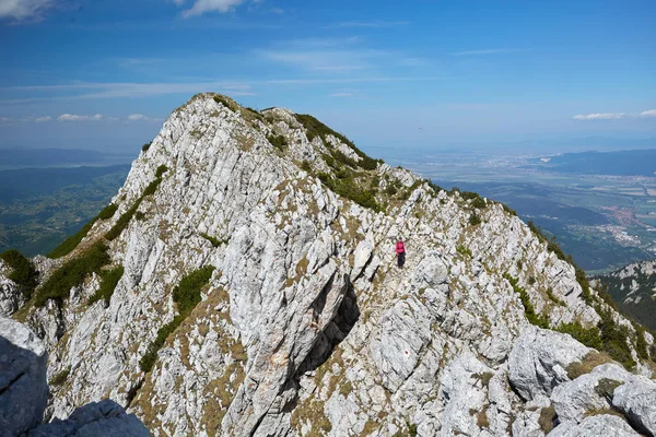 Mulher Livre Escalada Ferrata Montanhas Rochosas Dia Ensolarado — Fotografia de Stock