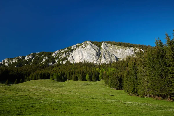 Pintoresca Vista Del Paisaje Con Enormes Montañas Rocosas Con Cielo — Foto de Stock