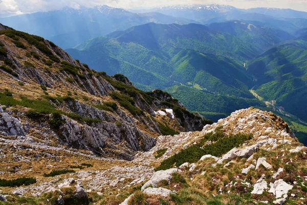 Malerischer Blick Auf Landschaft Mit Riesigen Felsigen Bergen Bei Sonnigem — Stockfoto