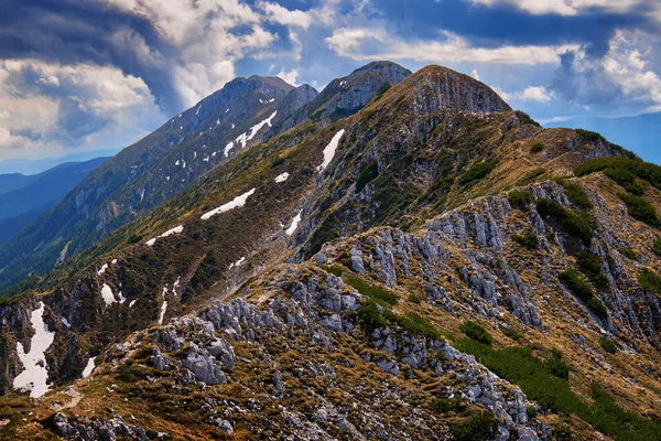 Malebný Výhled Krajinu Obrovským Skalistých Hor Slunečný Den — Stock fotografie