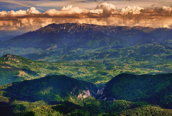 Malerischen Blick Auf Die Landschaft Mit Riesigen Felsigen Bergen Mit lizenzfreie Stockfotos