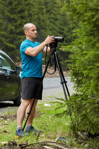 Fotograf Mit Kamera Auf Stativ Beim Aufnehmen Einer Makroszene — Stockfoto