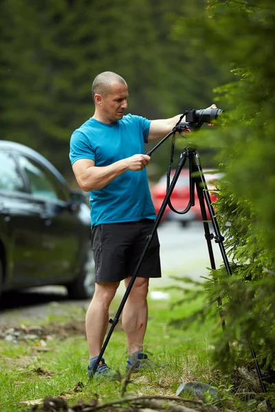 Fotograaf Met Camera Statief Schieten Scène Van Een Macro — Stockfoto