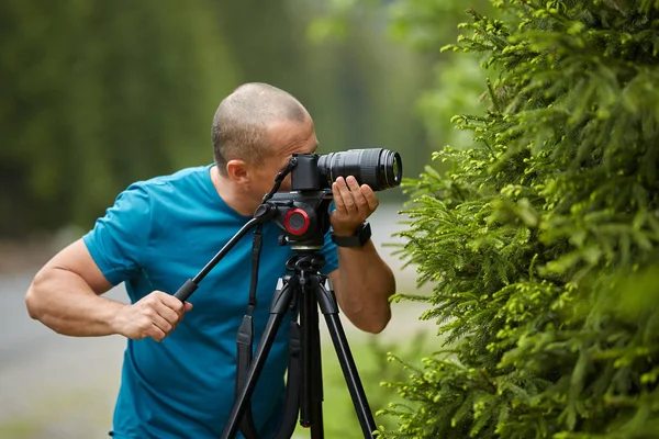 Photographer Camera Tripod Shooting Macro Scene — Stock Photo, Image