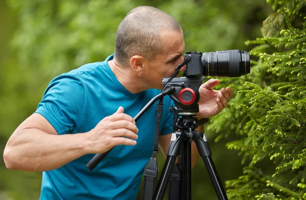 Fotografo Con Macchina Fotografica Treppiede Che Scatta Una Scena Macro — Foto Stock