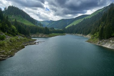 bir yağmurlu günde göl Galbenu ile güzel manzara
