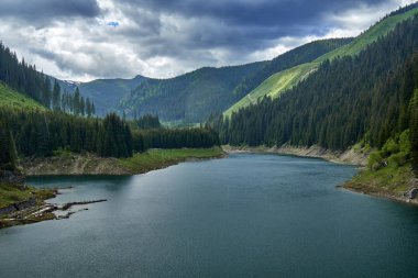 bir yağmurlu günde göl Galbenu ile güzel manzara