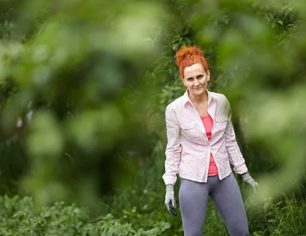 Porträt Einer Bäuerin Arbeitshandschuhen Die Obstgarten Steht — Stockfoto