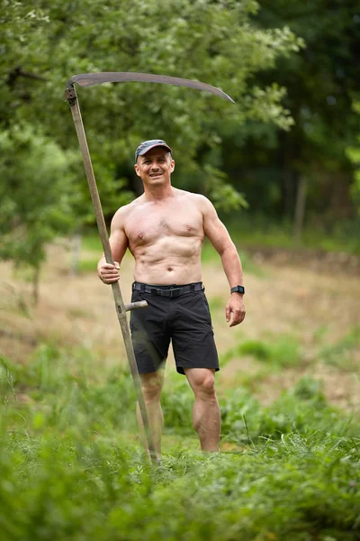 Fuerte Agricultor Sin Camisa Que Corta Tierra Con Una Guadaña — Foto de Stock