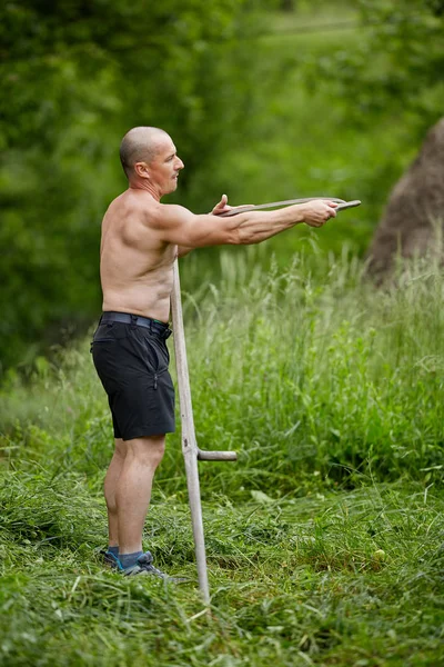 Forte Caber Agricultor Sem Camisa Cortando Terra Com Uma Foice — Fotografia de Stock