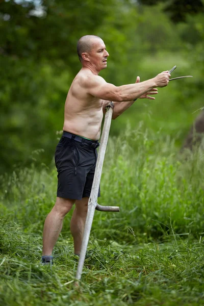 Forte Caber Agricultor Sem Camisa Cortando Terra Com Uma Foice — Fotografia de Stock