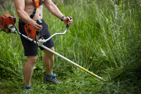 Man Maaien Van Het Land Met Een Brushcutter Gemotoriseerde Maaier — Stockfoto